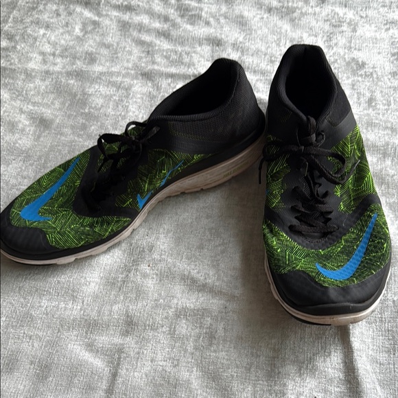 Nike Black and Green Athletic Shoes with Dynamic Design - Picture 1 of 14
